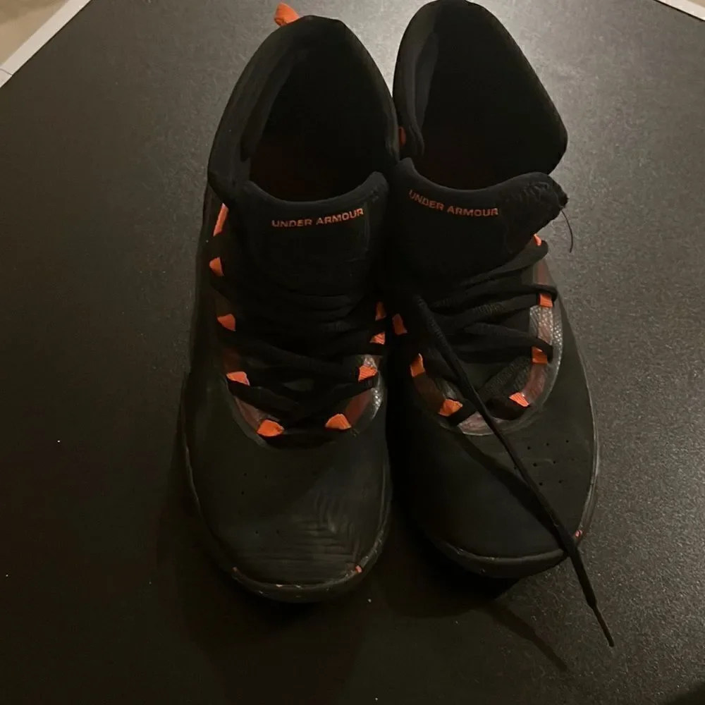 Under Armour youth Hi top Basketball sneakers Shoes